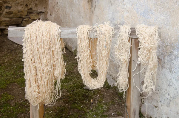 El teñido de lana tradicional — Foto de Stock