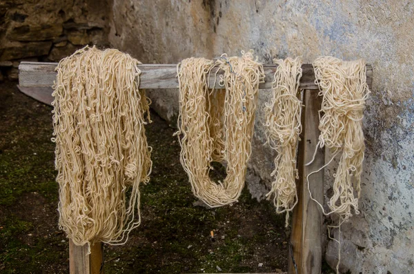 Tintura tradizionale della lana — Foto Stock