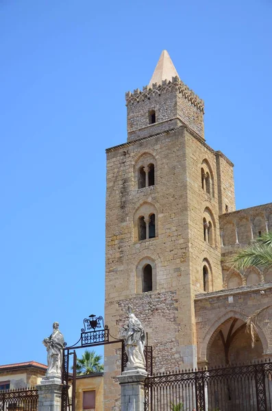 Cefalu-Kathedrale aus dem 13. Jahrhundert in Cefalu, Sizilien — Stockfoto