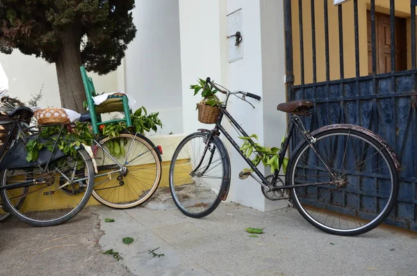 Rural bicycle with fruits in wicker basket — Stock Photo, Image