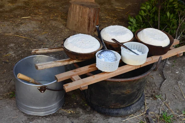 Prodotto fresco nel caseificio chiamato Formaggio di Ricotta in Italia — Foto Stock