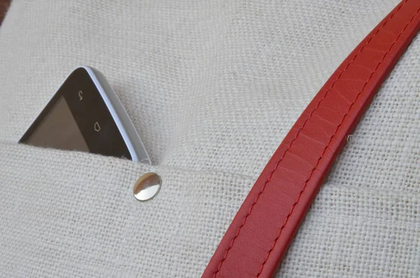 Una bolsa blanca con cinturón rojo - primer plano — Foto de Stock
