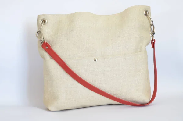 Un sac blanc avec ceinture rouge - gros plan — Photo