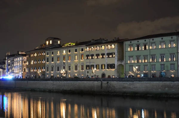 Pisa, İtalya şehir sokakları San Ranieri Luminara için ışıklı