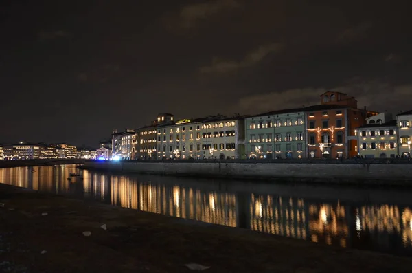 Pisa, italien stadtstraßen beleuchtet für san ranieri luminara — Stockfoto