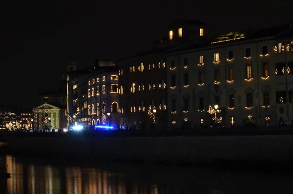 Pisa, İtalya şehir sokakları San Ranieri Luminara için ışıklı