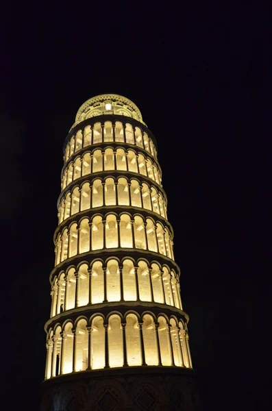 The Tower of Pisa illuminated — Stock Photo, Image