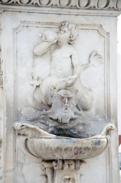 喷泉与天使-fontana dei 小爱神、 广场 dei miracoli、 比萨 — 图库照片