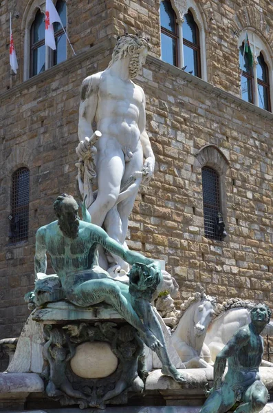 Heykelin üzerine Piazza della Signoria Floransa'da tarihinde Neptün Çeşmesi — Stok fotoğraf