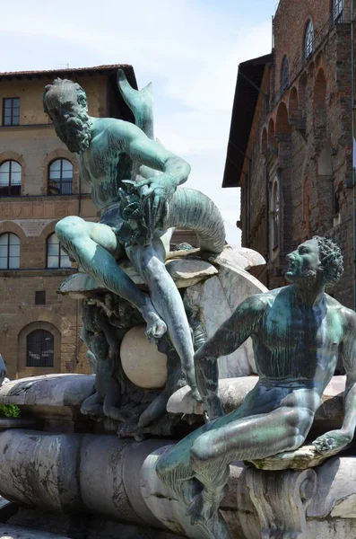 Heykelin üzerine Piazza della Signoria Floransa'da tarihinde Neptün Çeşmesi — Stok fotoğraf