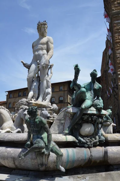 Heykelin üzerine Piazza della Signoria Floransa'da tarihinde Neptün Çeşmesi — Stok fotoğraf