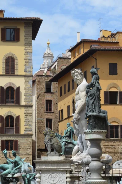 Estatua sobre la Fuente de Neptuno en la Piazza della Signoria de Florencia — Foto de Stock