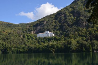 Monticchio göller üzerinde Mount akbaba (Basilicata, İtalya)