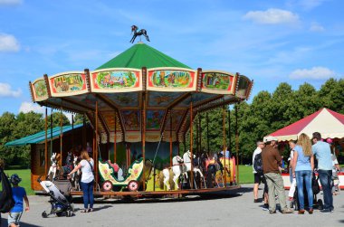 Kassel parkında atlı karınca.