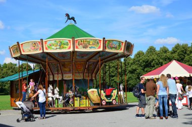 Kassel parkında atlı karınca.