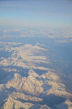 Bir uçak penceresinden dağ manzarası