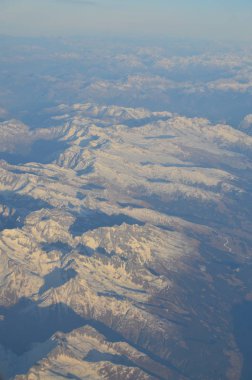 Bir uçak penceresinden dağ manzarası