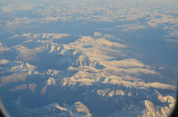 Θέα Στο Βουνό Από Παράθυρο Αεροπλάνου — Φωτογραφία Αρχείου