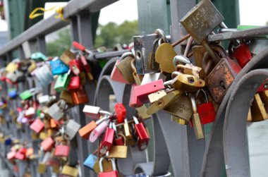 Frankfurt 'taki aşkın simgesi olarak köprüde asma kilit var.