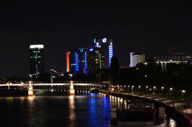 Geceleyin Frankfurt ana caddesi