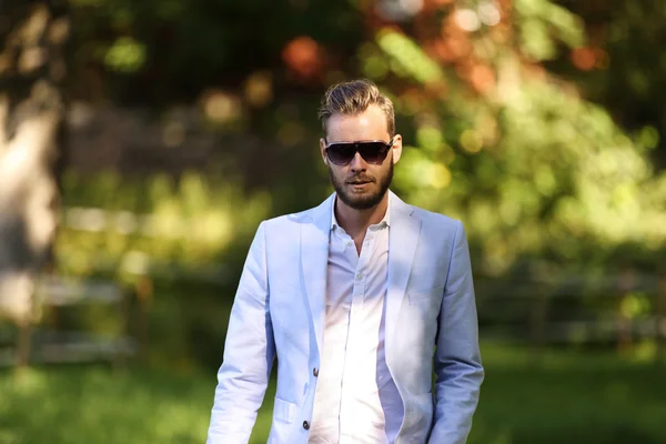 Uomo di tendenza in blazer — Foto Stock