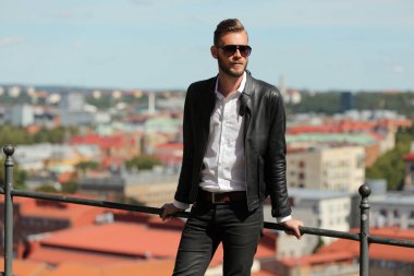 Cityscape arkasında çekici adamla