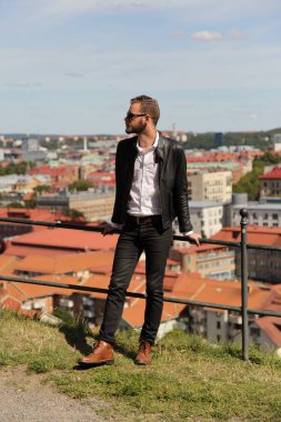 Cityscape arkasında çekici adamla