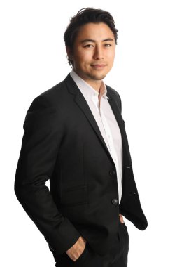 yakışıklı işadamı kameraya bakıyor