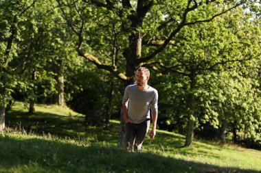 Parkta yalnız yürümek