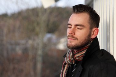 Yalnız adam düşleyerek 