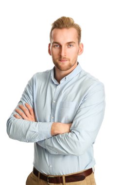 Açık mavi tişörtlü odaklı adam