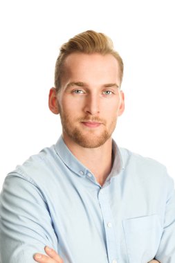 Açık mavi tişörtlü odaklı adam