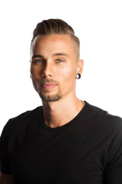 Siyah gömlekli yakışıklı adam.