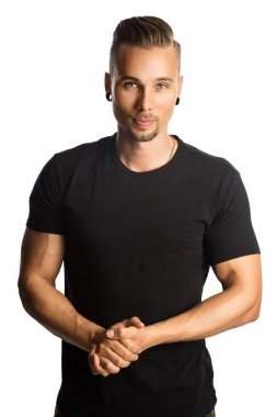 Siyah gömlekli yakışıklı adam.