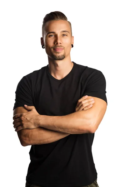 Siyah gömlekli yakışıklı adam.