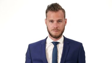 Mavi elbiseli çekici iş adamı