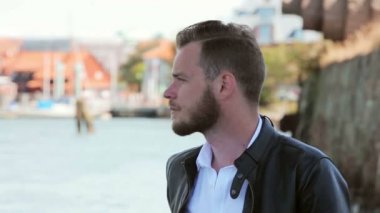 Suyun kenarında duran keskin olgun adam