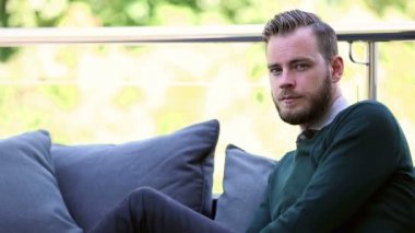 Oturarak bir kazaklı adam