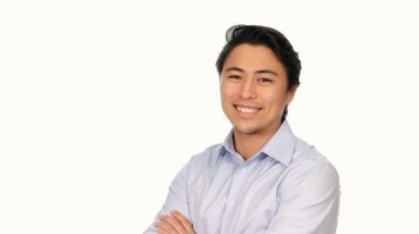 Kolları bağlı mutlu bir adam.