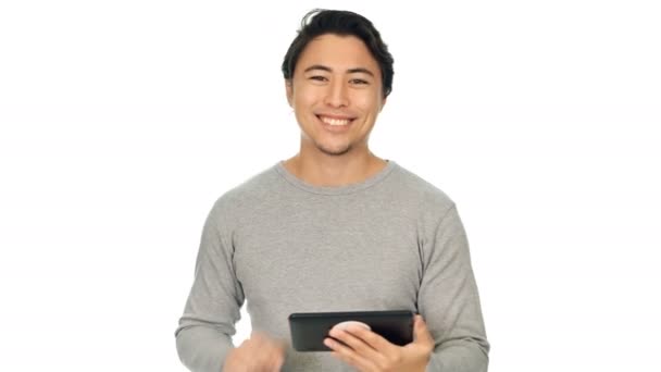 Atraktivní muž s čtečka digitálních — Stock video