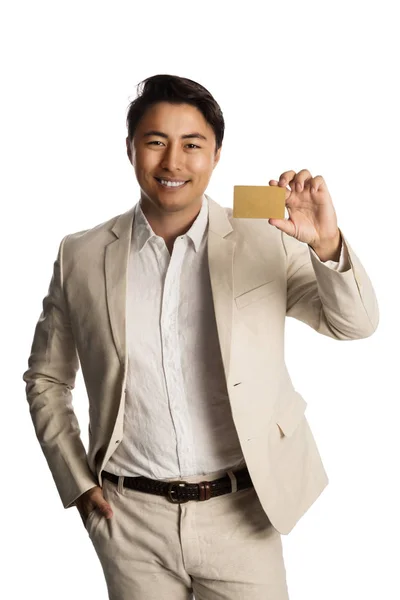 Sonriente hombre mostrando una tarjeta de oro — Foto de Stock