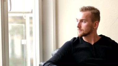 Yakışıklı adam rahat oturma odasında