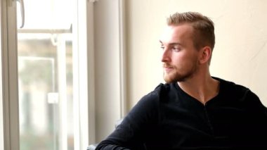 Çekici erkek tek başına oturmak