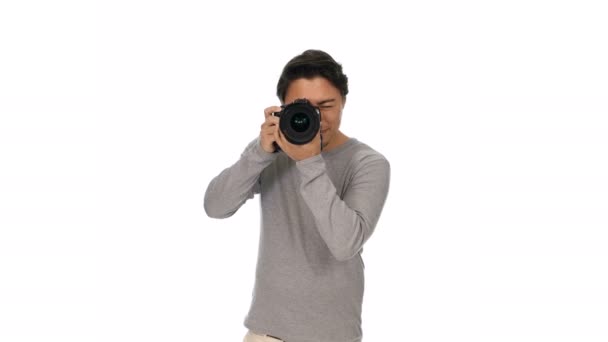 Fotoğrafçı gri beyaz bir arka plan — Stok video