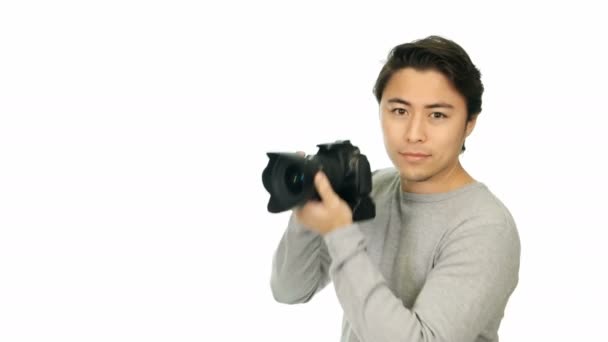 Fotograf in grau vor weißem Hintergrund — Stockvideo