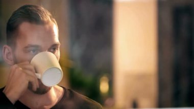 Onun evinde penceresinin arkasına yakışıklı adam