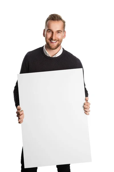 Uomo sorridente con grande carta bianca — Foto Stock