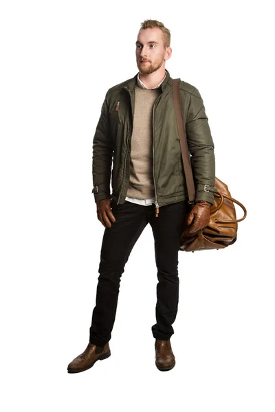 Yakışıklı adam deri çanta ile ayakta — Stok fotoğraf