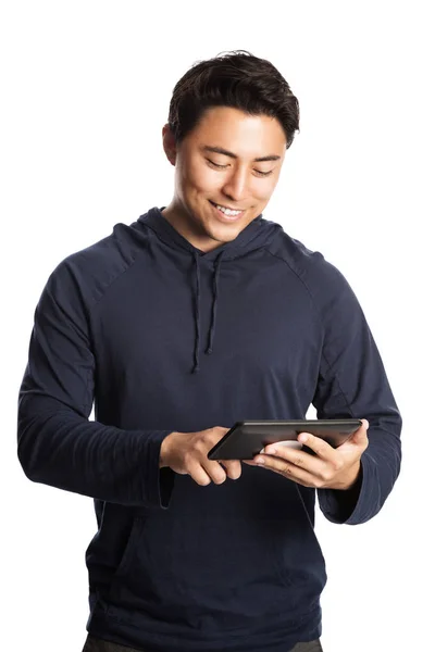 Lächelnder Mann mit digitalem Lesegerät — Stockfoto