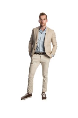 Parlak takım elbise gülümseyen yakışıklı adam